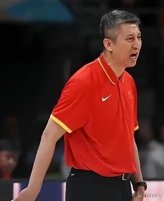个人认为，男篮国家队思维老化，重点体现在四个方面。1、迷信传导球能撕开对手防线