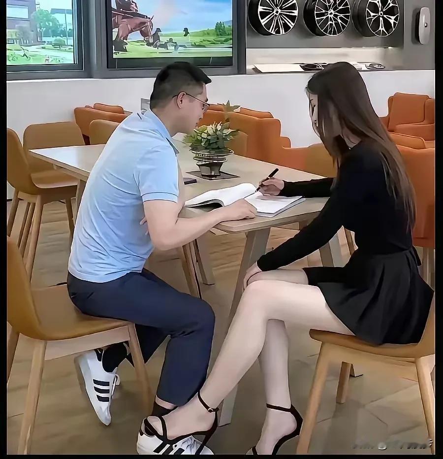 超市的老板娘身体抱恙，未能来上班……恰好一位方便面厂家的女销售代表来到了这家超市