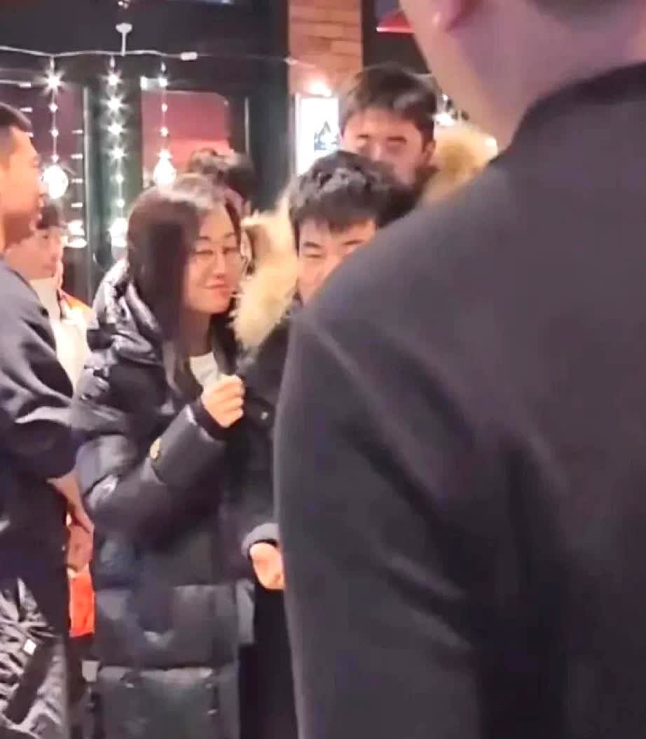 董宇辉只拥抱了潇潇，却没看一眼同样安慰他的韬韬其实有时候我们只看到聚光灯