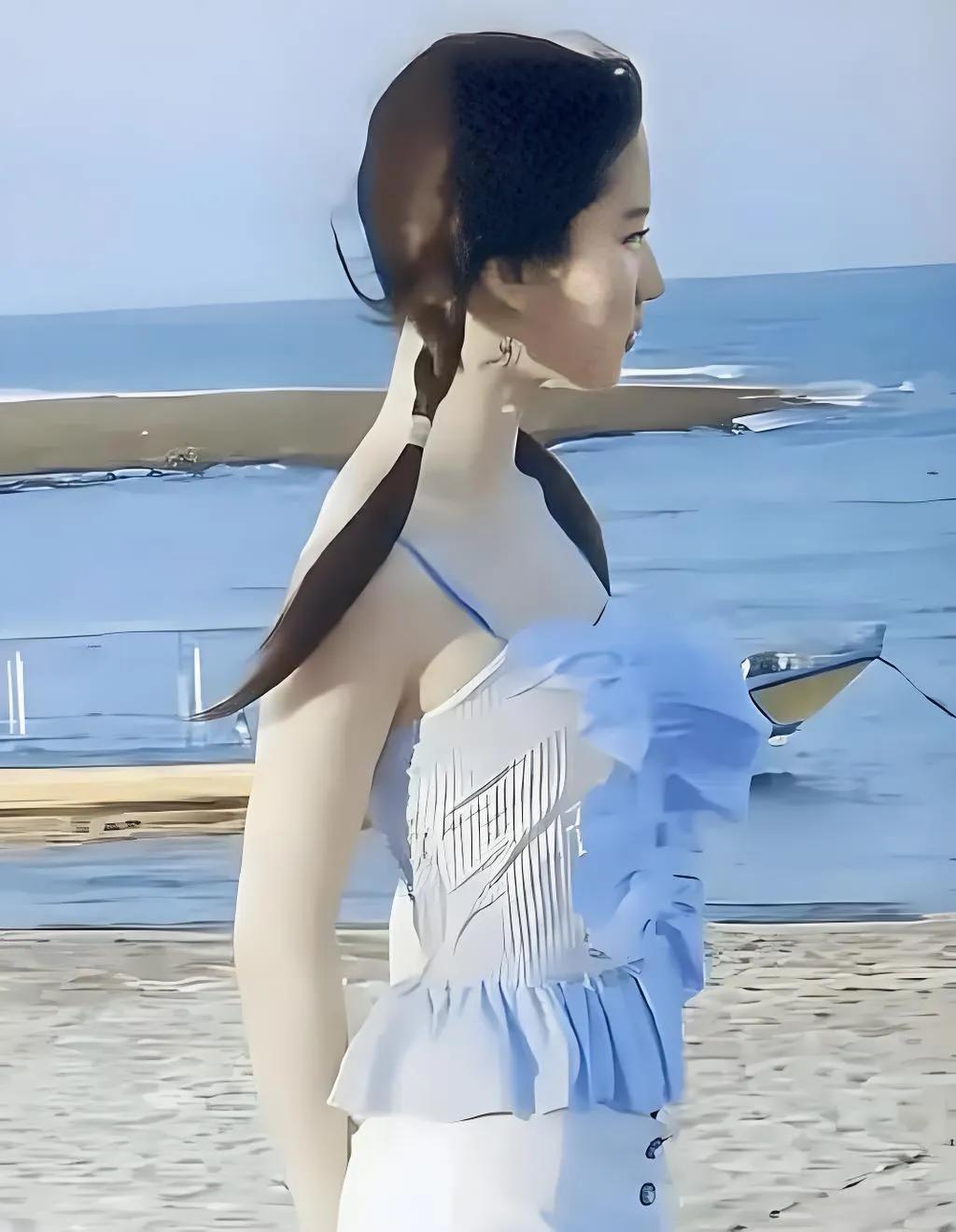 优秀演员刘亦菲谁能不爱刘亦菲独一份的夏日松弛氛围感，褪去荧幕仙气，私下满是烟火