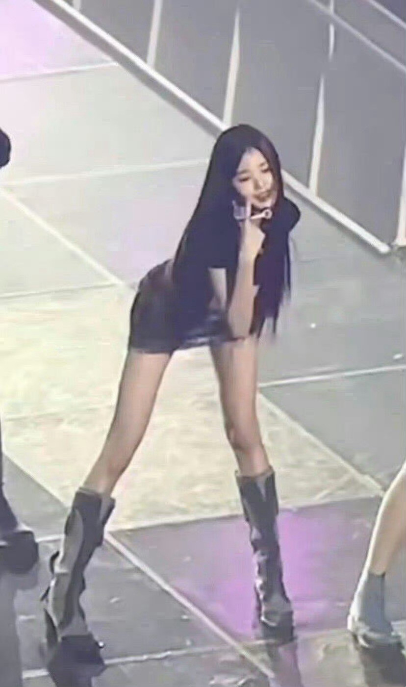 【张元英】老天小图看比例就够夸张了，点开怎么还有一节腿mma红毯