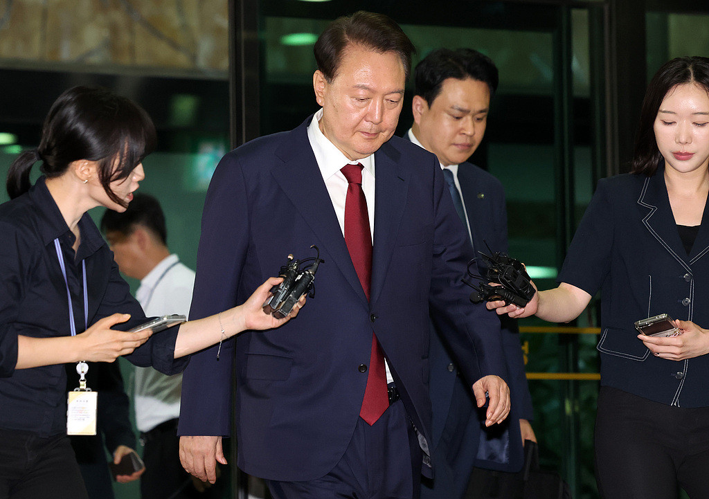 据悉，尹锡悦为了躲避炎热，每天至少会见律师两次以上。有舆论指出，他所在的牢房条件