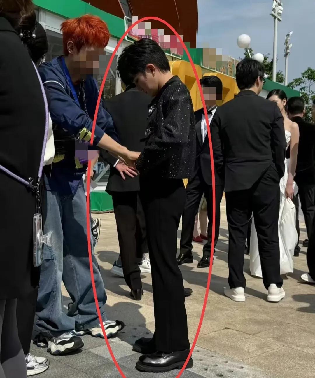 偶遇周深，身材纤瘦，个子娇小，穿着黑色微喇裤，从后面看，像女生。那天周深心情不太