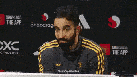 曼联VS狼队之前，阿莫林就是这一副表情，曼联又一个主教练被记者搞崩溃了。阿莫林现