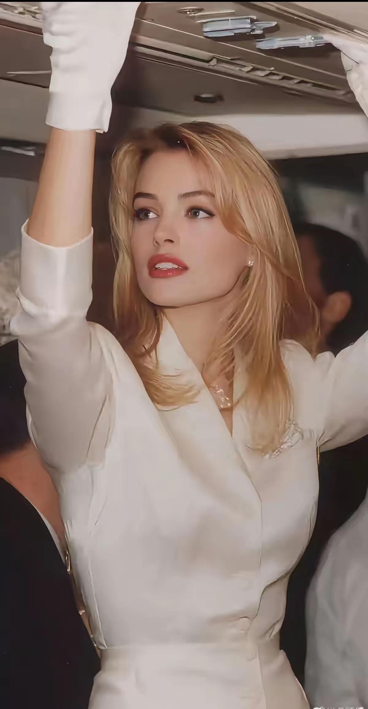 这是老美上个世纪的美女，典型的金发碧眼，五官也很端正。现在的可以说都是那种看着