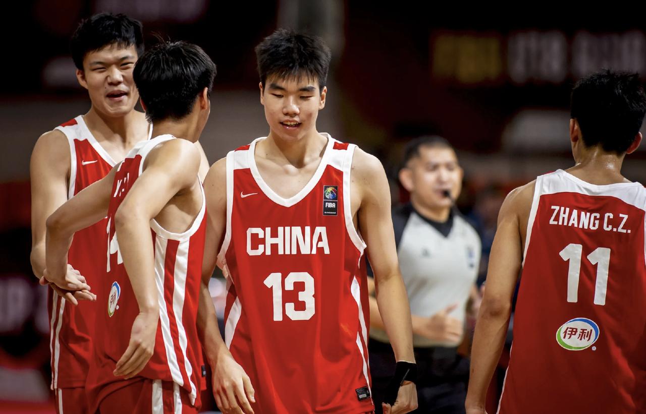 这支U18男篮，真是像极了曾经的“黄金一代”。我说的是胡卫东、郑武那一届。
