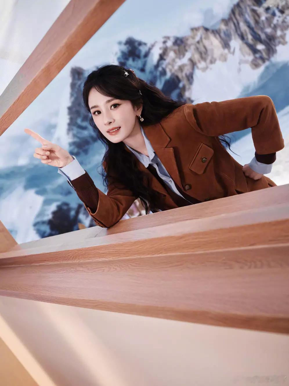 青青娱乐杨幂化身冬日雪地甜美少女！穿超短裙秀白嫩大长腿