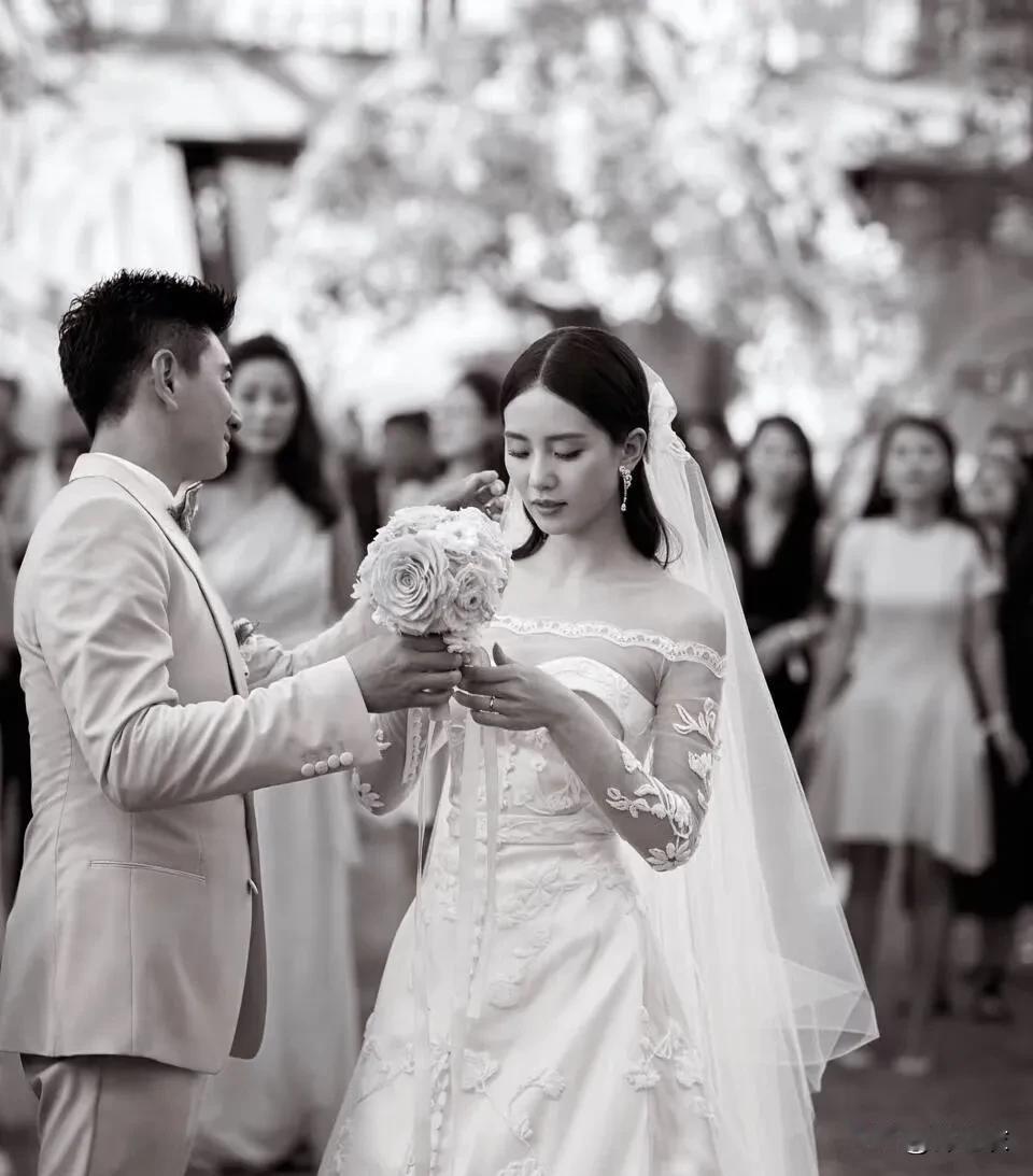 可能因为是明星的关系吧，所以他们结婚时的婚纱，反而是复杂的款式展现不出效果。