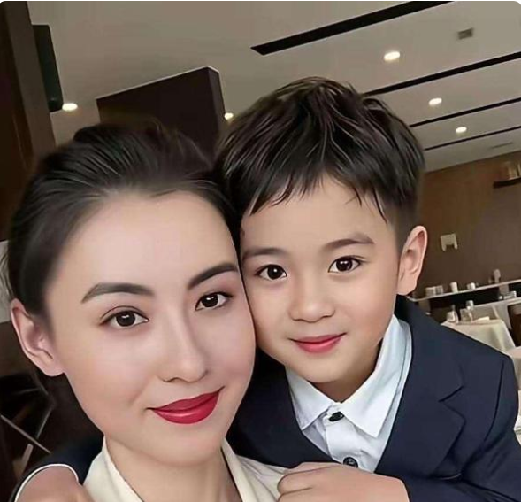 这娃颜值绝了！鼻子像神秘“颜值猛人”爹，走路利落超同龄，网友：基因真能改命