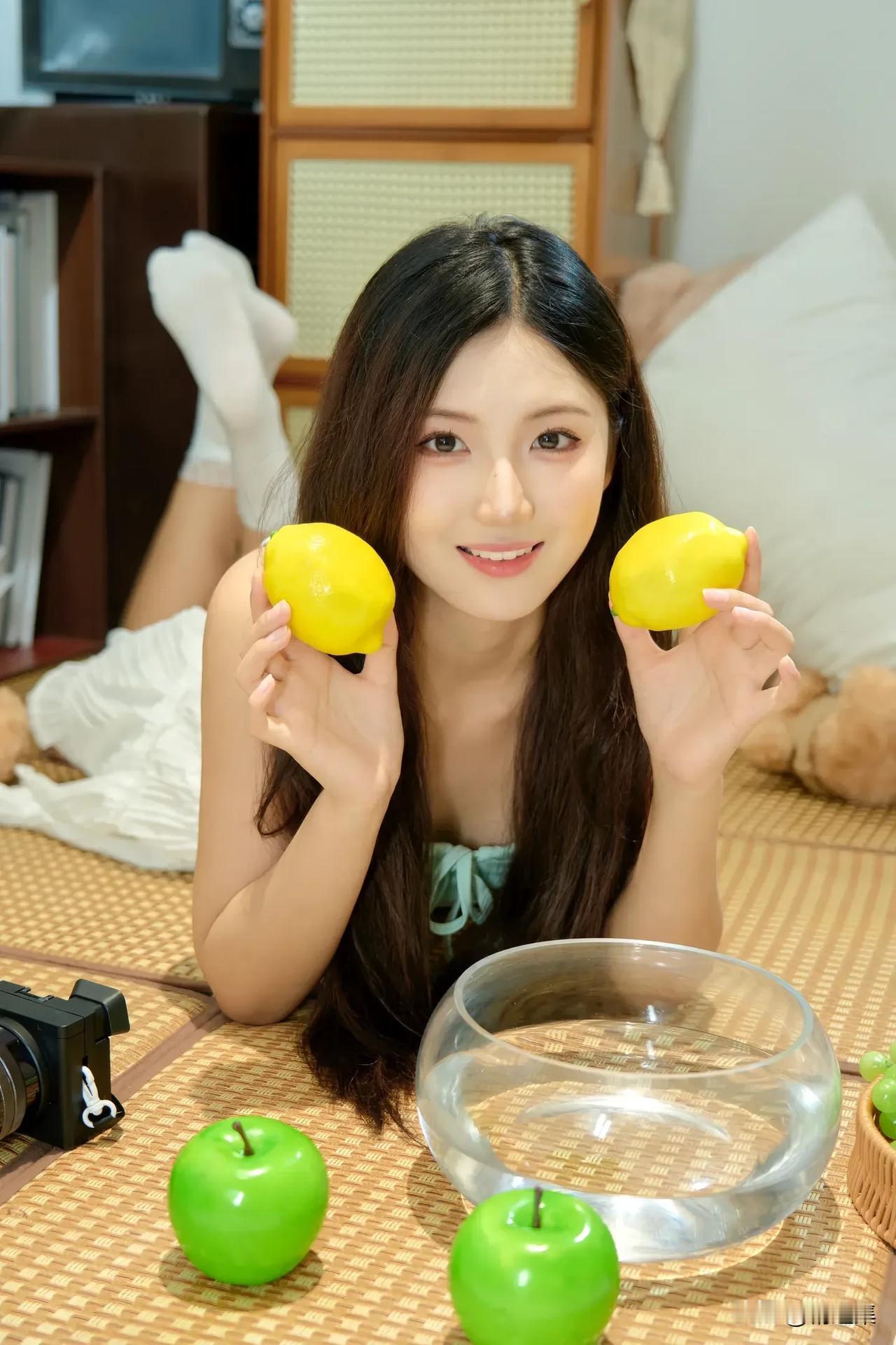 可爱女孩与柠檬的甜蜜时光🍋😊