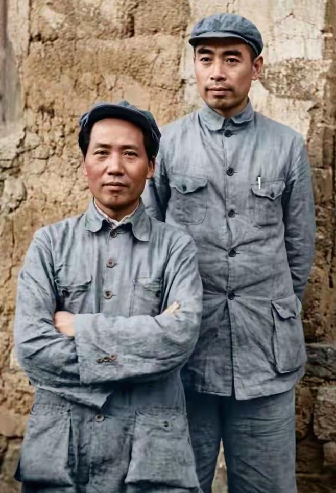 延安土墙前一张老照片刷屏！这才是中华民族真正值得铭记的榜样。没有精致布景，