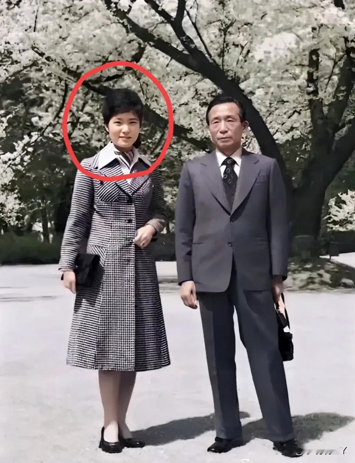 一张老照片，拍摄于上世纪70年代初，这才是她年轻时的真实貌相，那时候的她既年轻又
