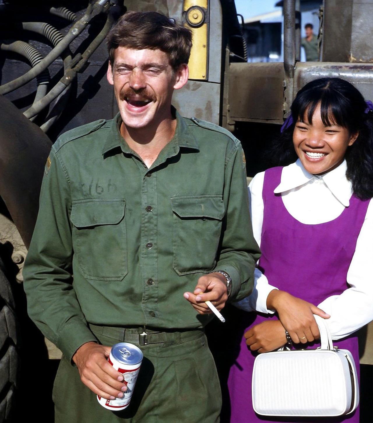 这是越南战争期间一名美国兵在越南找了一个临时老婆。两人站在一起确实非常般配，面相