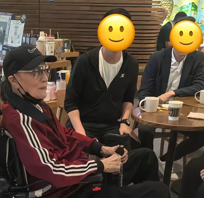 香港太平山一家餐厅里89岁的谢贤和两个孙子一起吃饭大孙子Lucas19岁，小孙