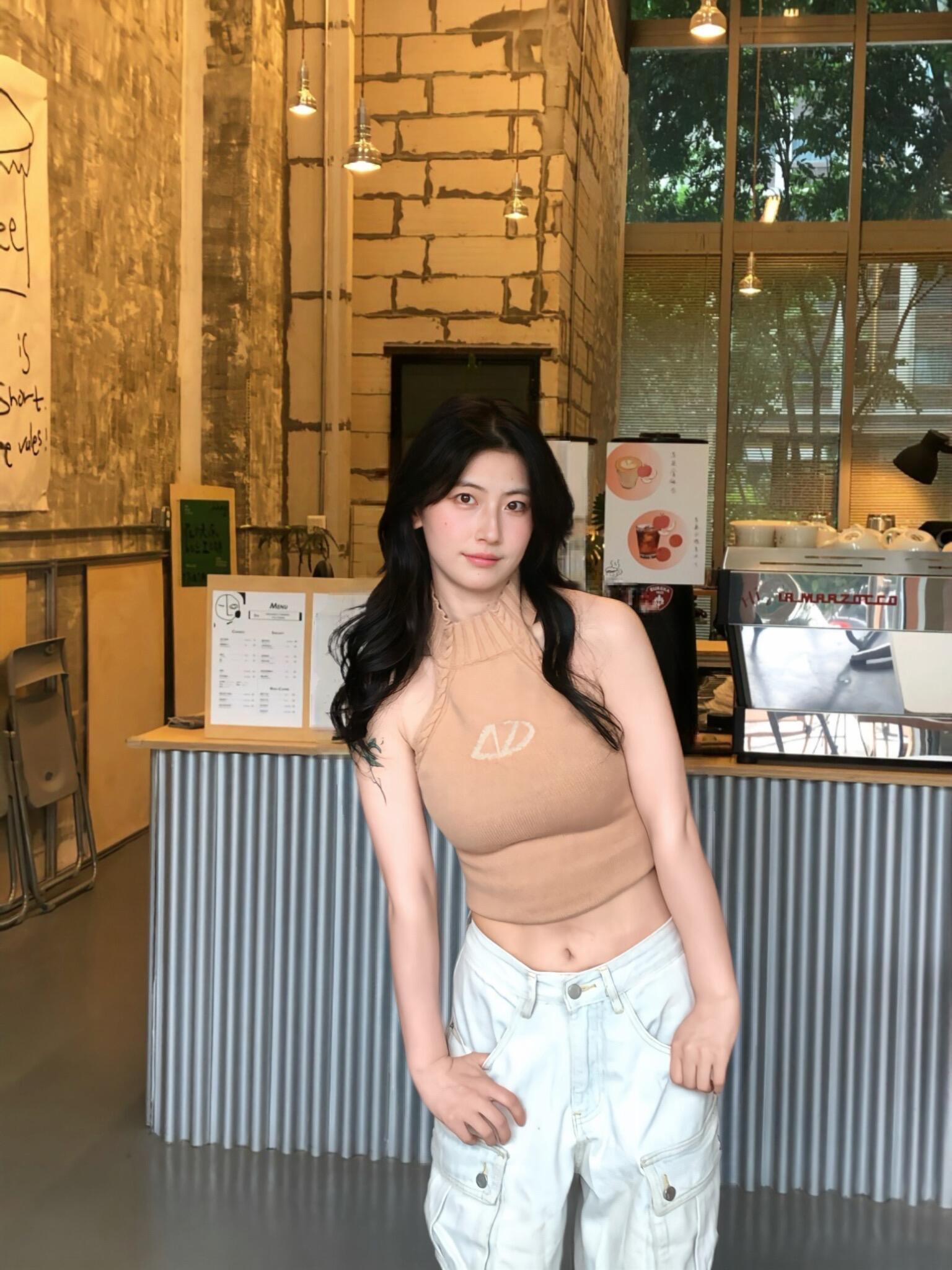 周末陪表妹出来喝咖啡。