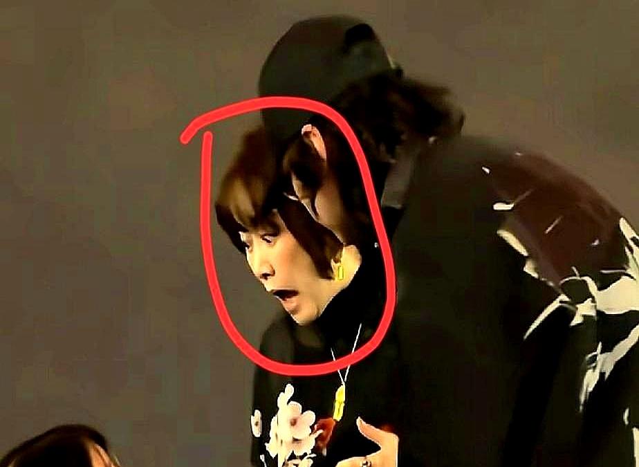 日本女歌手大槻真希，在上海进行演出，主办方半路直接拉闸断电，关闭麦克风声音。