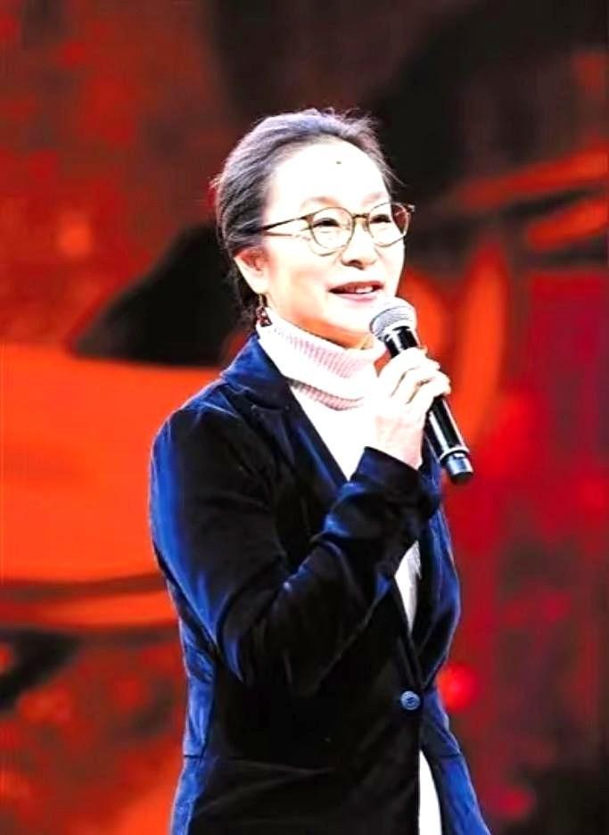 张艺谋新片《母亲》发布会上，奚美娟被追问私生活时突然停住，手指扣紧话筒——不是怯