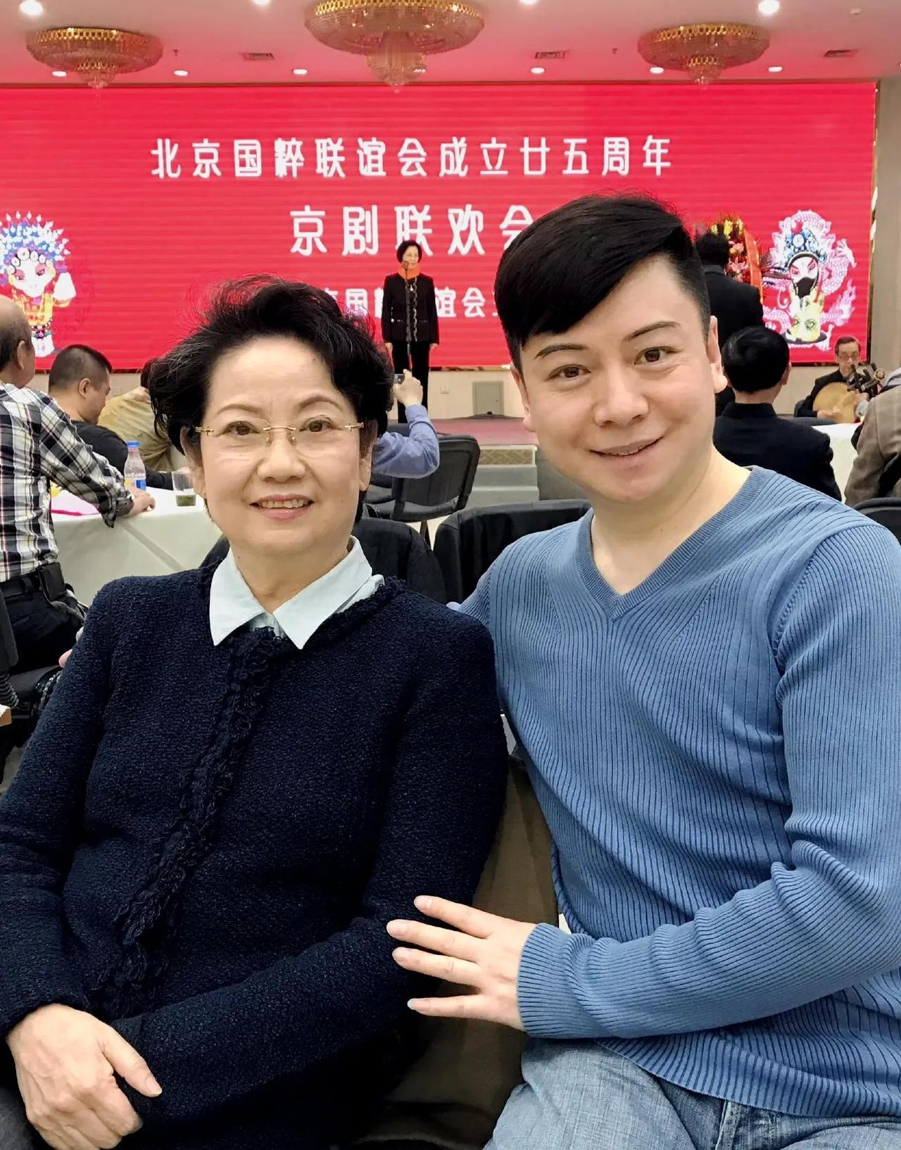 这是京剧表演艺术家李维康老师，她身边这位相貌堂堂的他是谁？