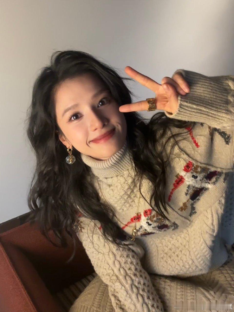 张婧仪拍戏遇到赶不走的路人笑不活了！张婧仪拍戏被路人“围观”，赶都赶不走也