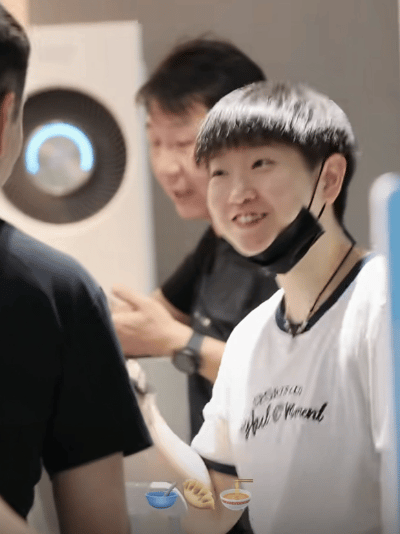 没想到现在还能看到这么明媚的孙颖莎！这边建议他俩去志强对面聊莎莎那个手指划拉