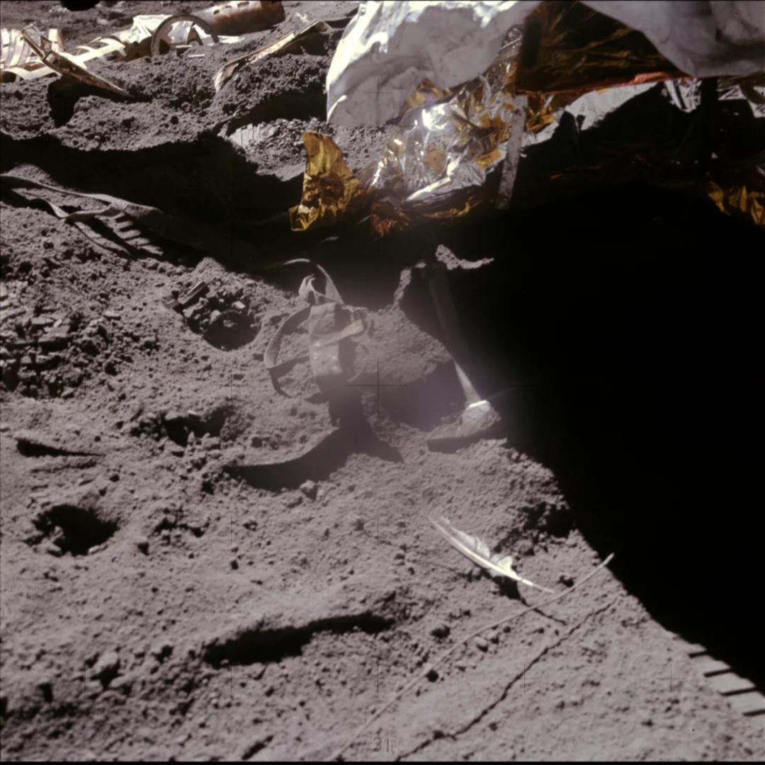 阿波罗15号宇航员在月球上做了个羽毛和锤子同时落地的实验，完美验证了伽利略的理论