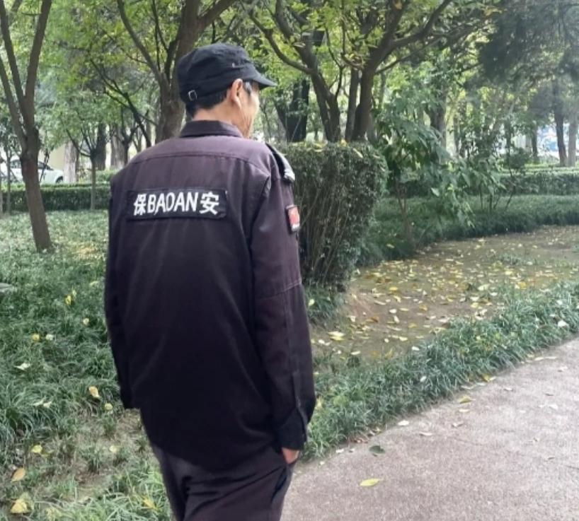 昨天晚上小区因为有外人过来找业主要账，在9号楼里面吵得沸沸扬扬，保安及时到现场劝