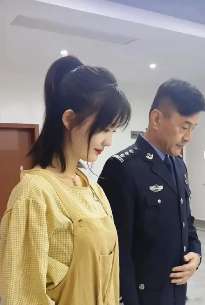 于荣光父女，老戏骨穿上这身衣服一身正气，太有那味了[赞]​​​​