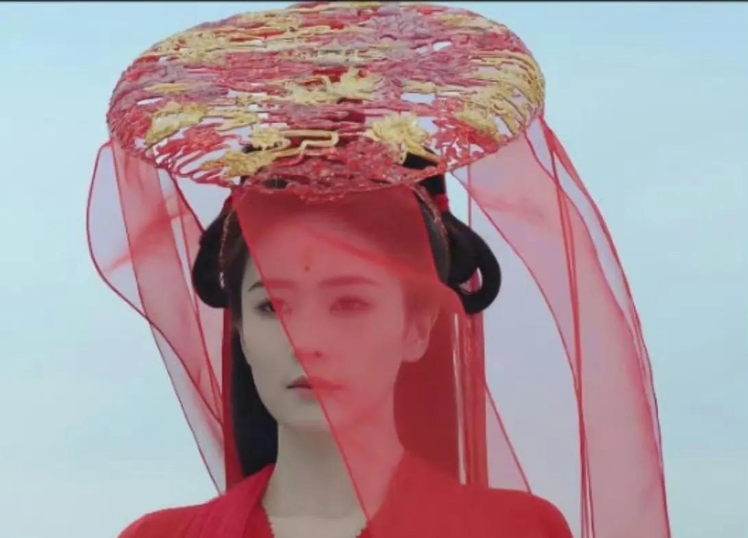 于正这死丫头从哪里淘来的这么丑的衣服[捂脸哭][捂脸哭]感觉头上顶了个西红柿鸡蛋，一