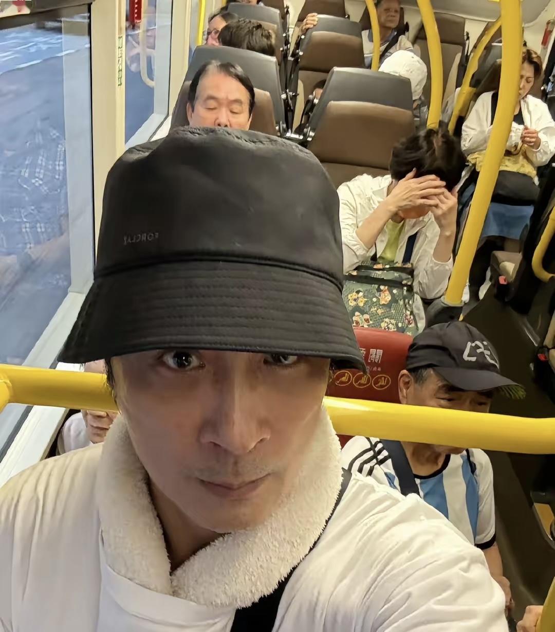 11月4日，吴镇宇在社交平台说的事儿，听完真得乐半天——他刷完公交卡刚要找座，司