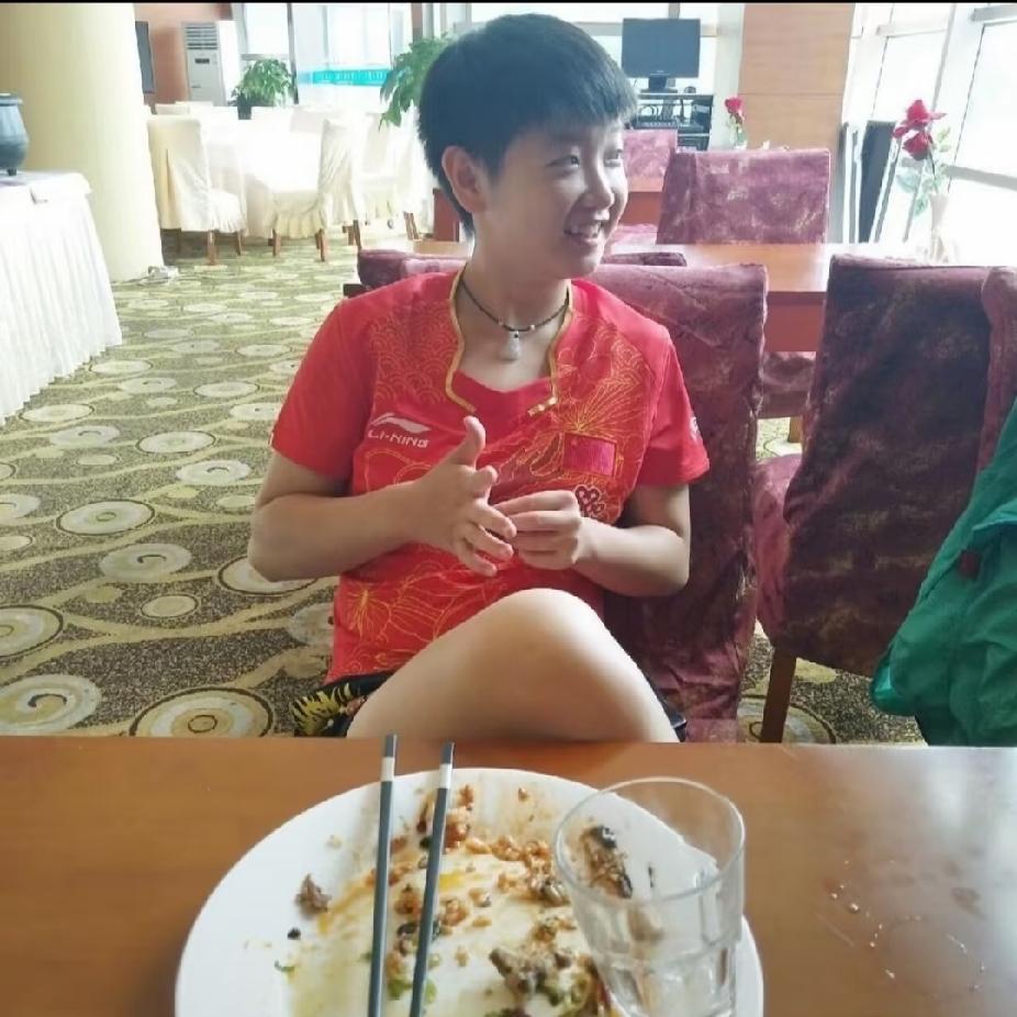谁懂啊！干饭饱饱的小莎也太可爱了！谁懂啊！这张没见过的小莎也太治愈了！