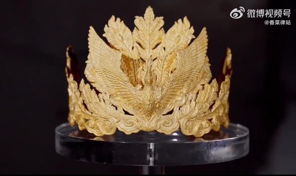 时尚博主张凯毅丈夫耗时3个月手工打造的4斤黄金凤冠，在免费展览中被一孩童