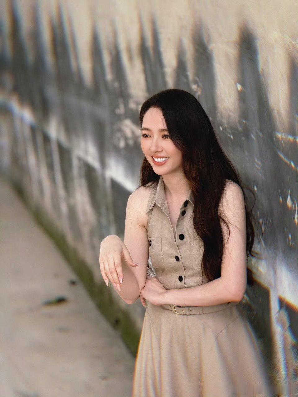 郭碧婷嫁入豪门的发质谁懂啊！郭碧婷凑过来的瞬间直接美晕，这黑长直又顺又亮，说