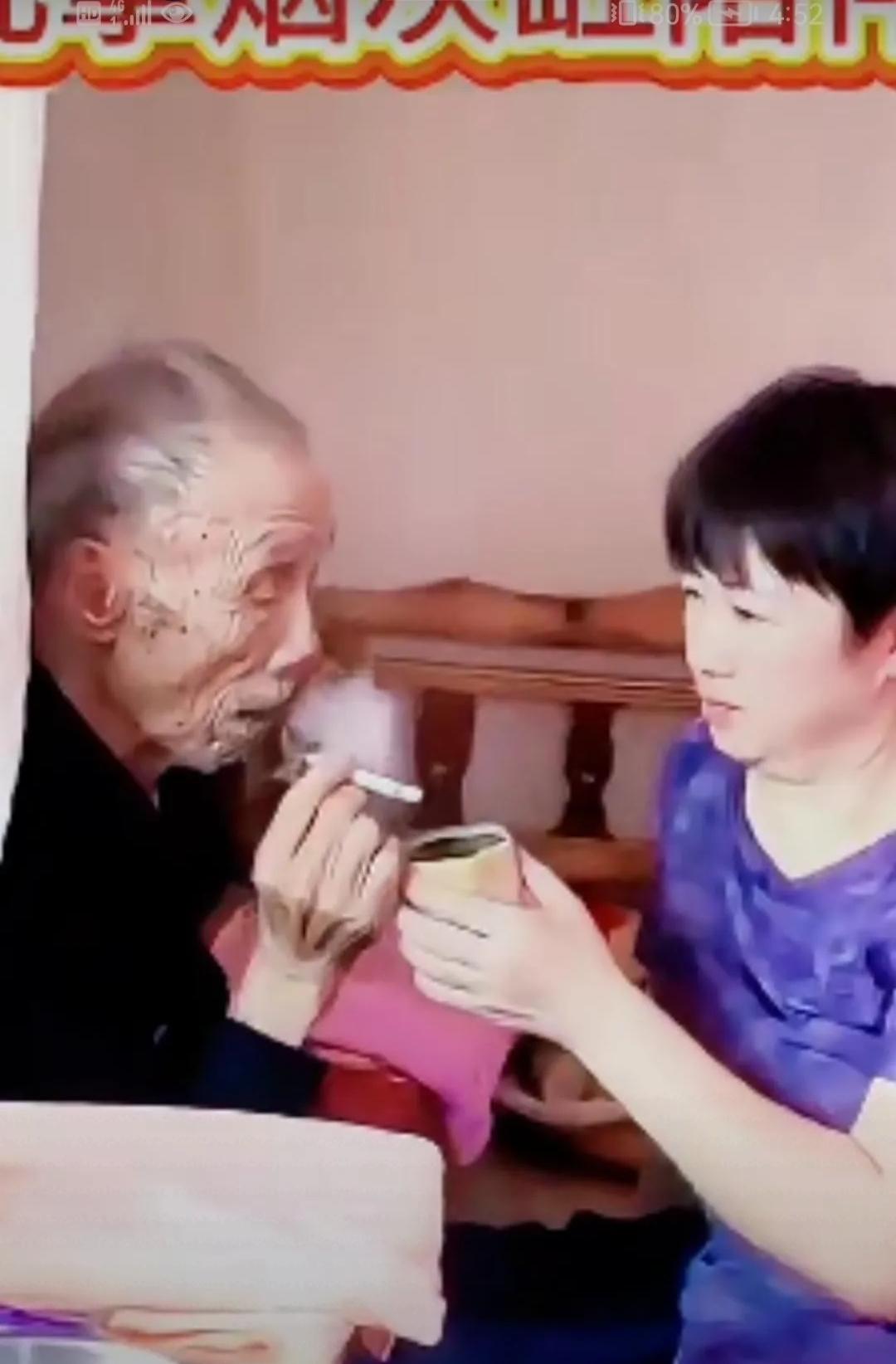 肺癌晚期的老父亲躺在病床上，突然跟女儿说想再抽一口烟。女儿一开始不同意，后来跑