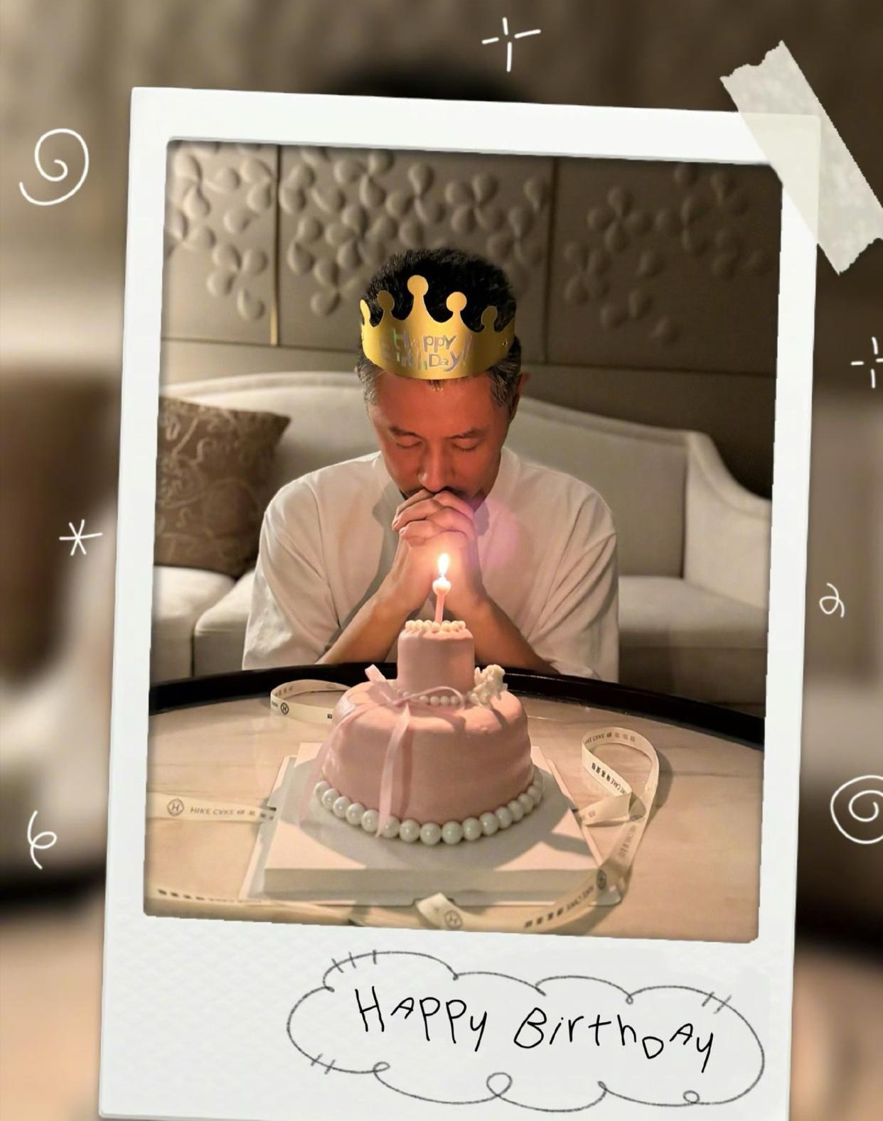 任重庆生，满头白发的他对着生日蛋糕许愿。这个生日蛋糕也太粉色系少女风了，据说这个