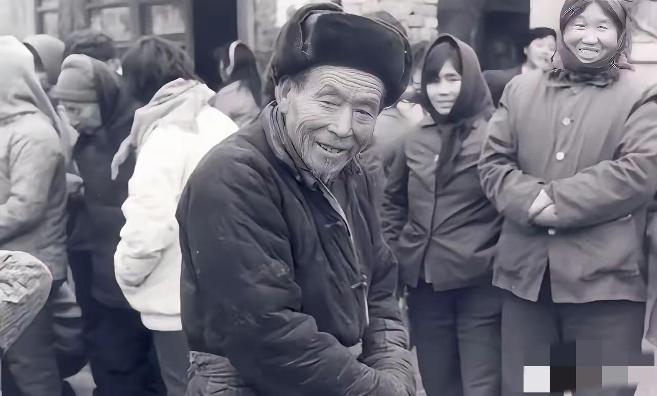 1986年，一位穿着蓝布褂子的老农民来到北京，自称是拐子连长，要见杨成武将军。听