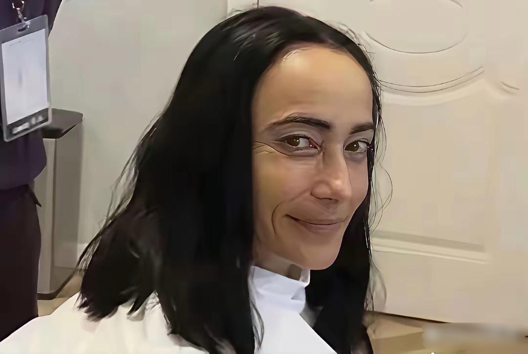 这张照片真的要笑死我了。这竟然是吴彦祖的老婆。这放大一看，这俩不是都长一样的吗。