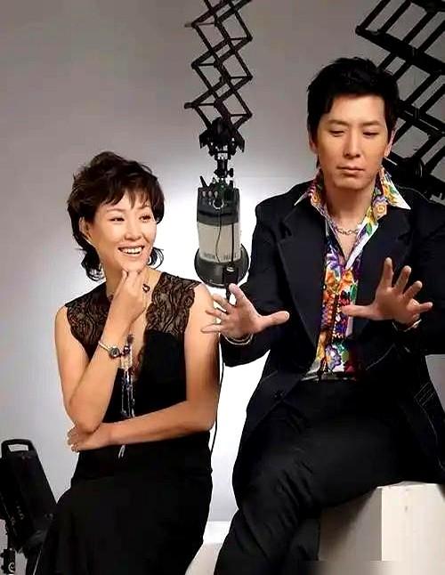 谁能想到，顶级的男女关系，根本不是结婚。55岁的李静和54岁的戴军在清迈街头