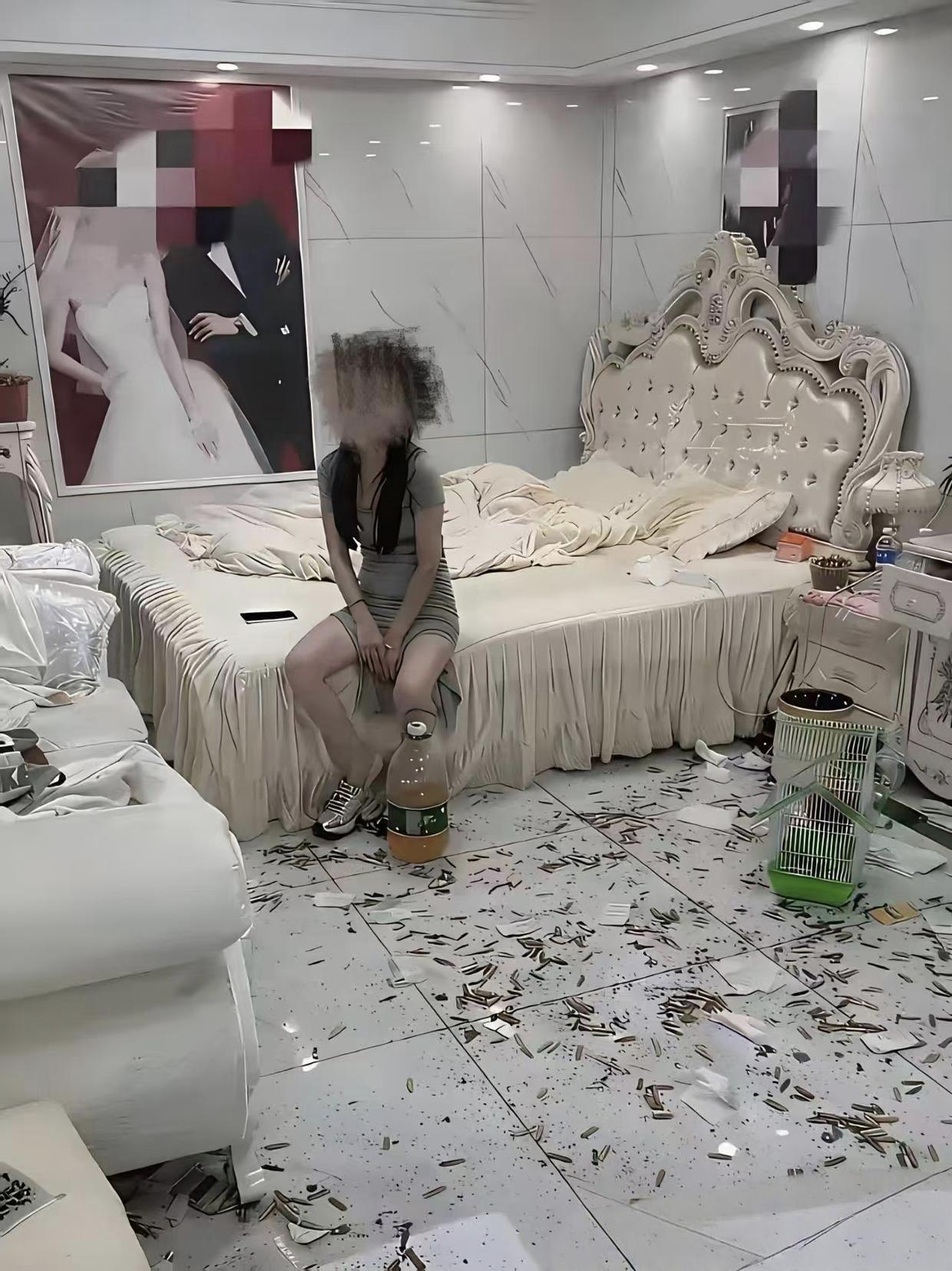 婚房在闹洞房后一片狼藉，新娘独自坐在床边，面对满地瓜子壳、纸屑和杂物，神情疲惫无