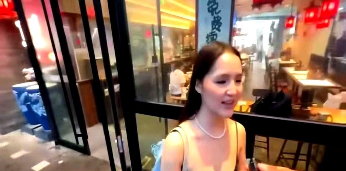 上海一酒吧，印度小哥对着中国姑娘，一脸傲娇地甩出身份牌：“我是婆罗门，高种姓
