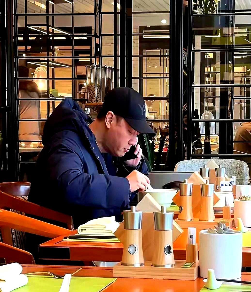 辛柏青和朱媛媛，中戏操场牵的手，一牵就是三十年。2006年连戒指都没买就去民政局