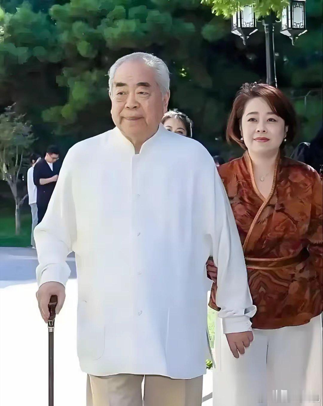 范曾的亲女儿，54岁的范晓慧，活得太让人心疼！身为国家一级服装设计师，她曾是父亲