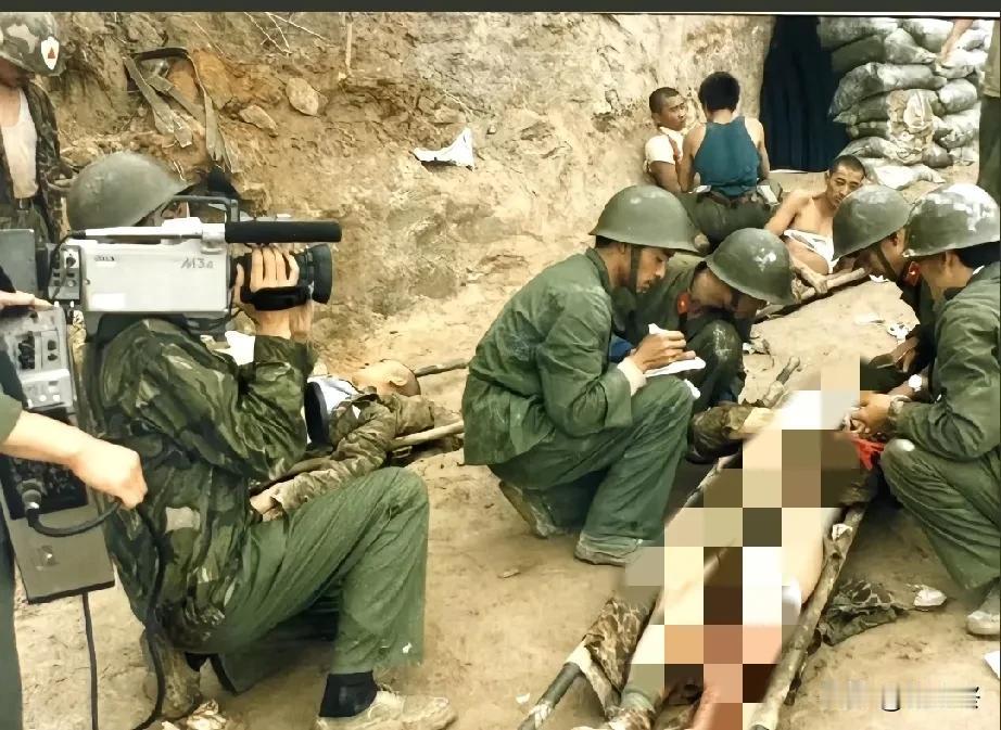这是南疆前线登记烈士遗体的真实影像籍贯、部别、伤口位置都是他们冲锋的见证。清洗
