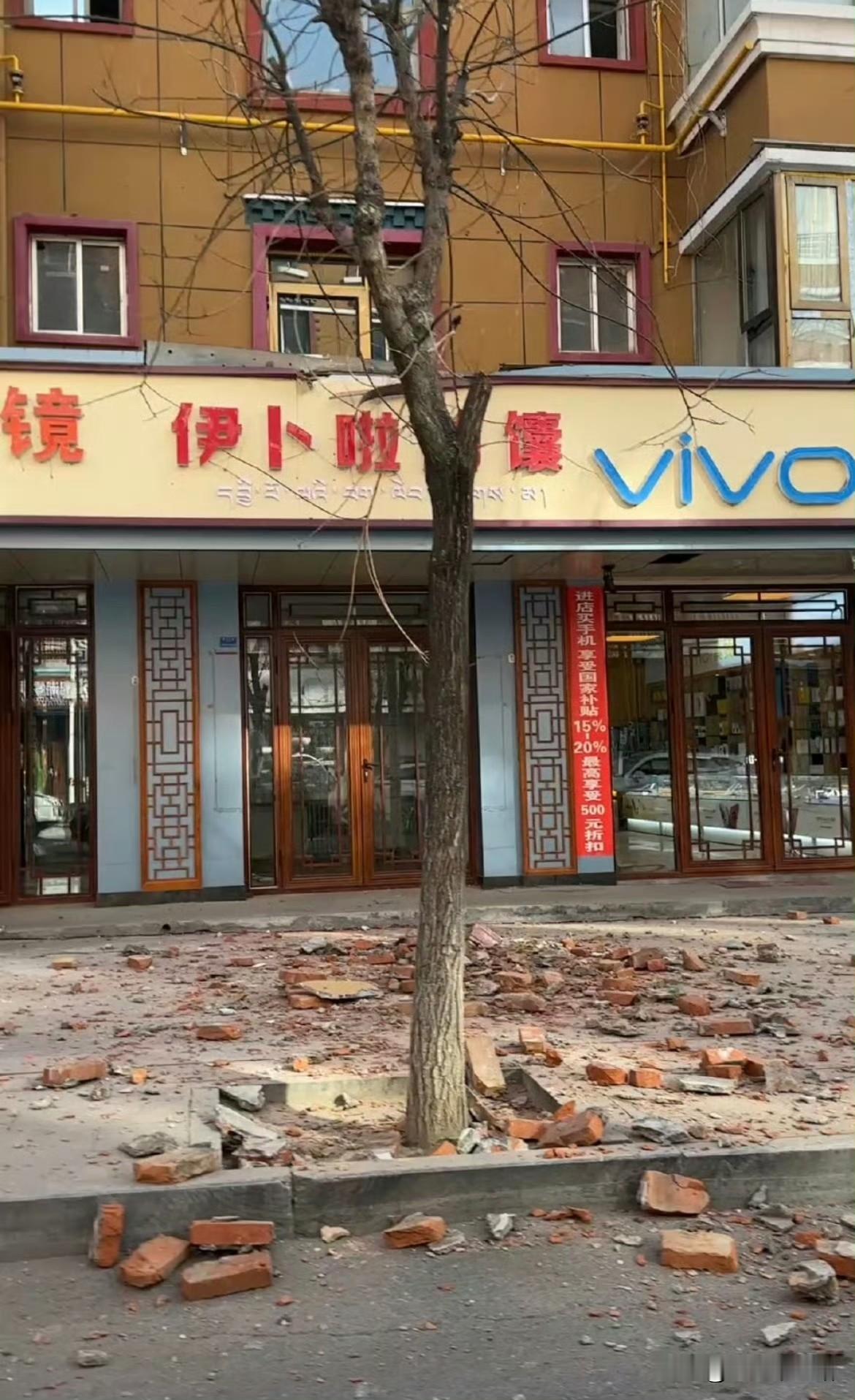 就在刚才，我接到表姐从甘肃打来的电话，她说迭部县地震了，震感特别明显，家里的