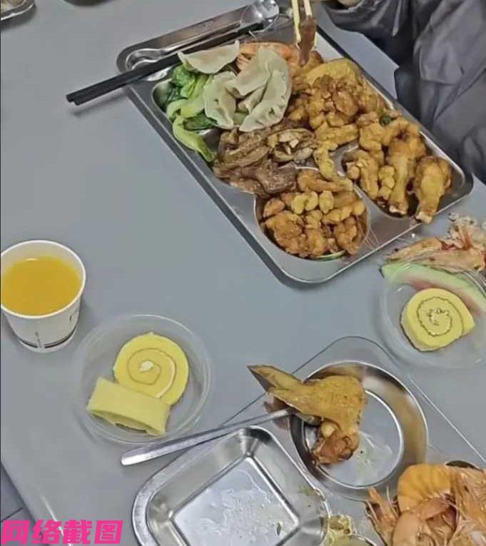 广东中山有家电子厂举办年会，没有去酒店热闹也没有舞台狂欢，唯有在食堂里做了自助餐