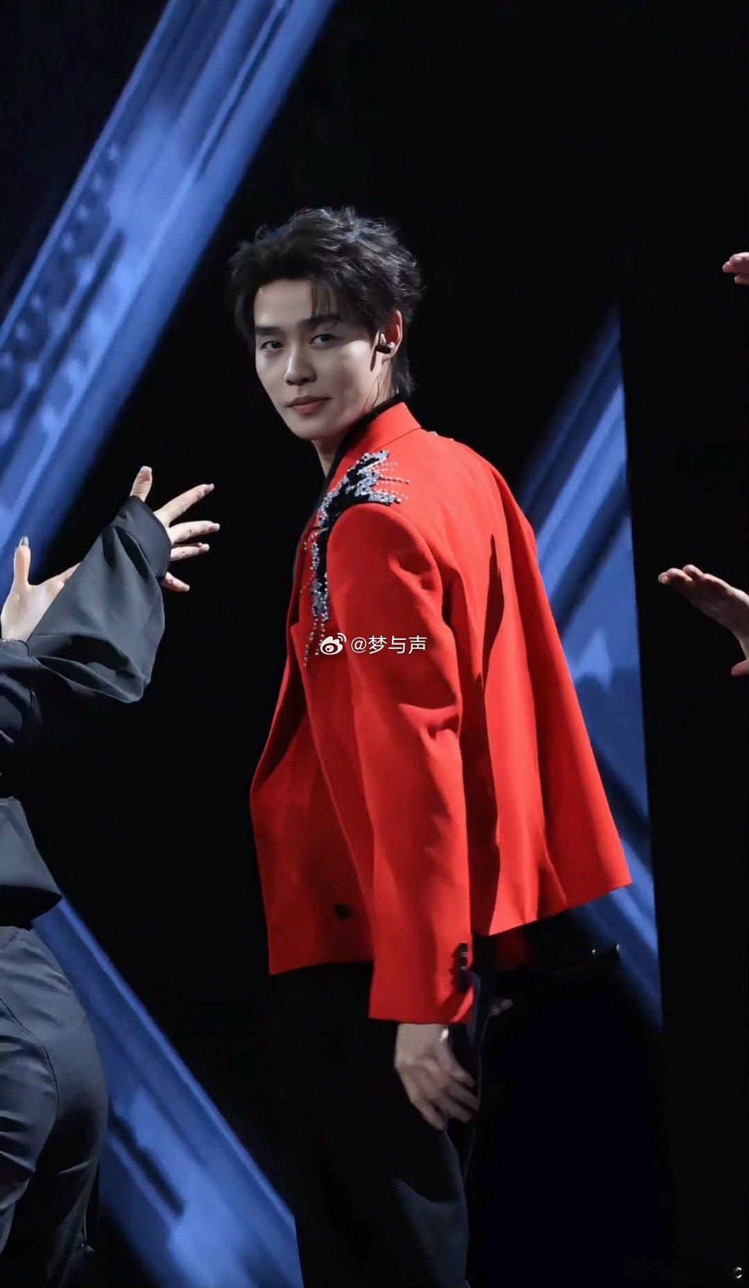 网络春晚尴尬哪里尬了？我笑点这么高的人都跟着嘴角上扬，几个舞台设计得很用心，