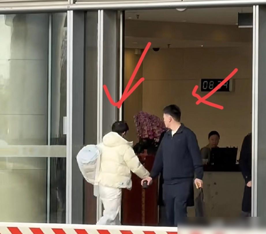 出发成都混团独自走vip的莎莎，果然没猜错，她真的剪头发了。看这样子还剪得很