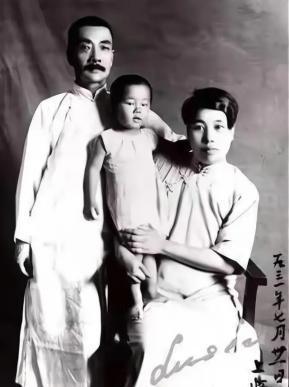1929年，鲁迅和许广平避孕失败，许广平意外怀上了儿子。一直想丁克的鲁迅，看到儿