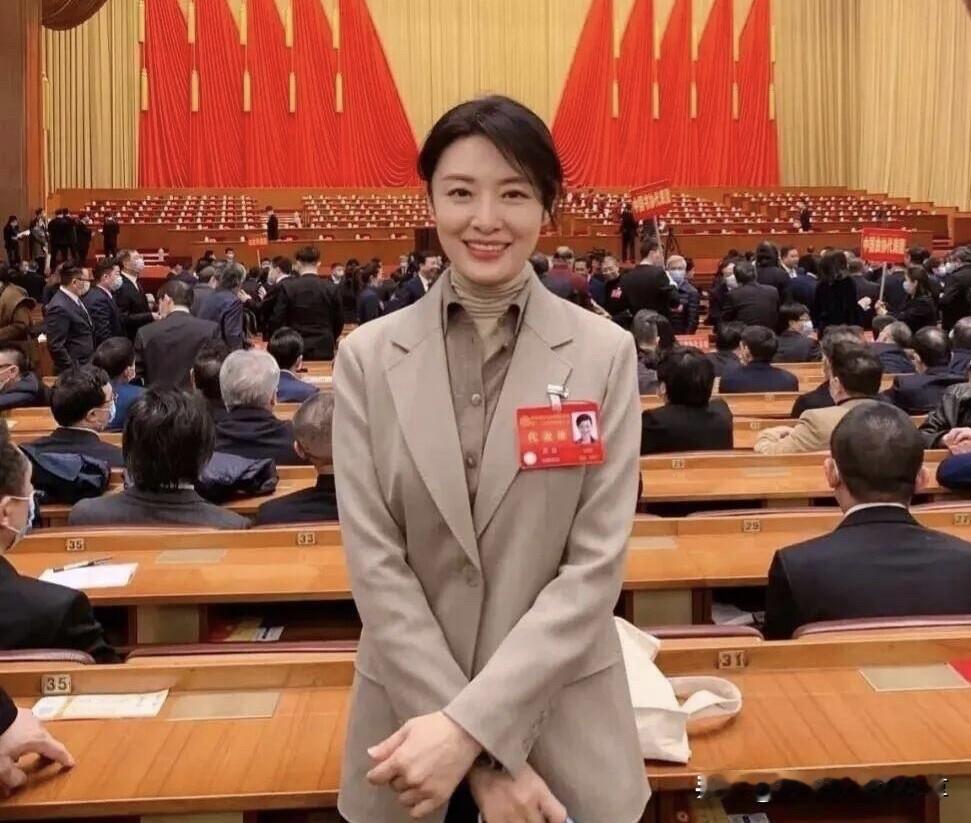 这应该是体制内最端庄大气的一个美女啦，她没有浓妆艳抹，没有乔装打扮，简简单单的、