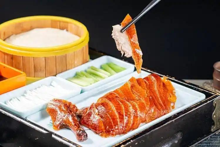 南京人一年吃掉1亿多只鸭子，平均每天30万只。 北京烤鸭一年的量也就千万只级