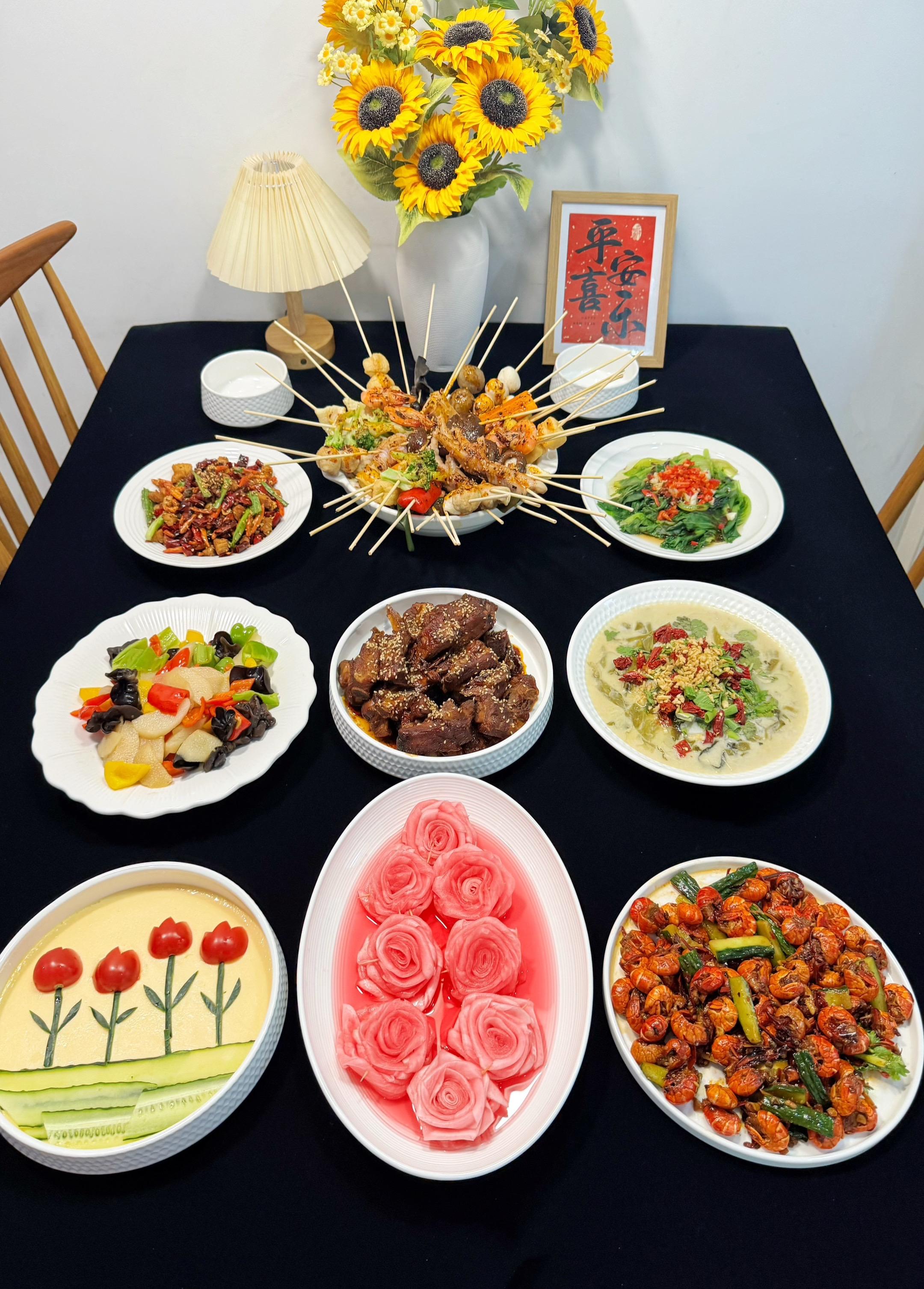 中秋家宴，和家人一起吃漂亮饭。菜单如下：  干煸辣子鸡  麻辣小龙虾尾...